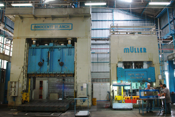 Prensas hidráulicas: Innocentini Blanch (1250 / 750 TON) Muller (630 TON) Maquinas especiais Injetaq